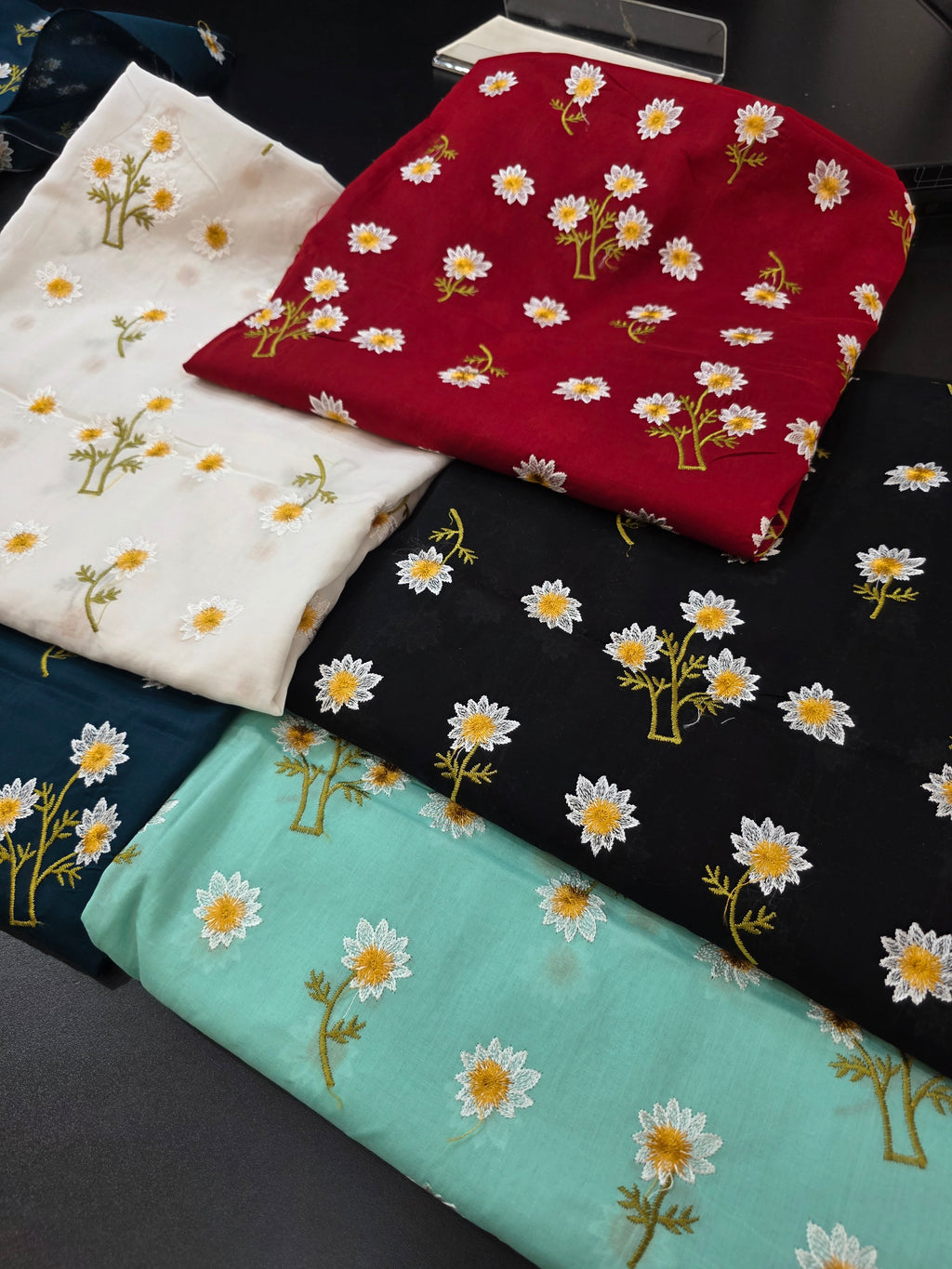 Bareeze embroidered lawn 2pc.