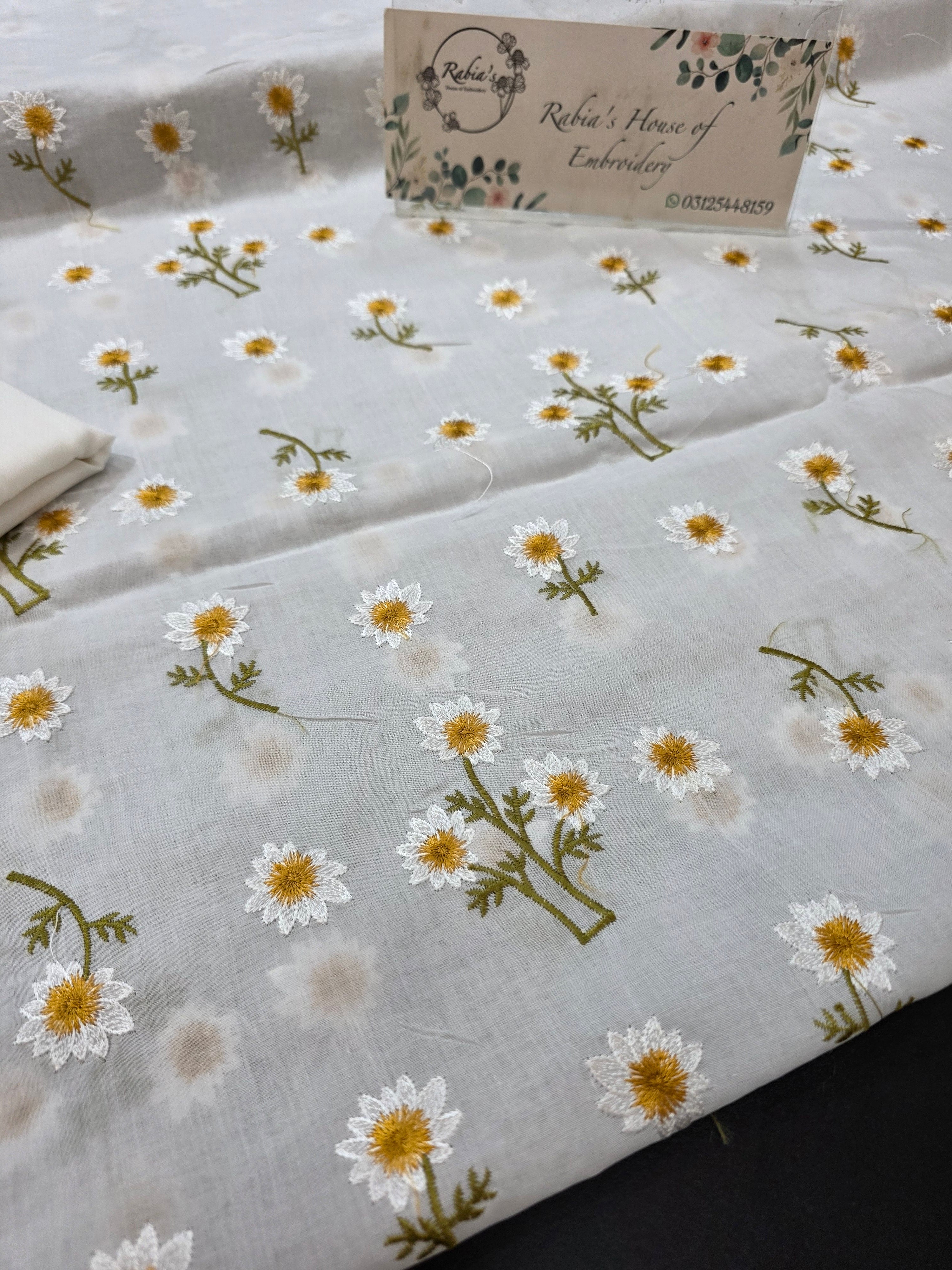 Bareeze embroidered lawn 2pc.