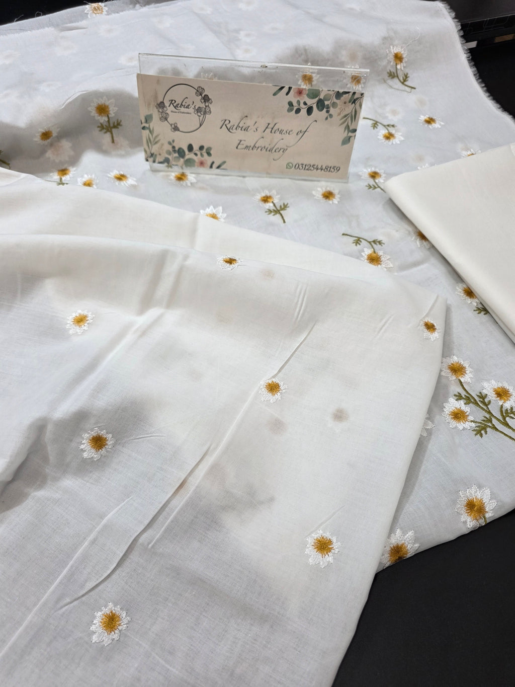 Bareeze embroidered lawn 2pc.