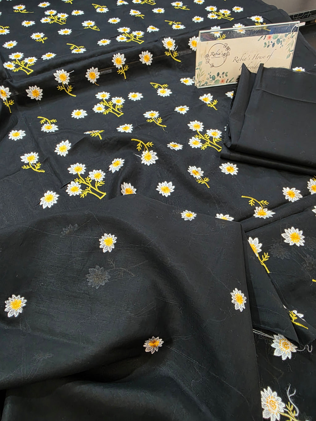 Bareeze embroidered lawn 2pc.