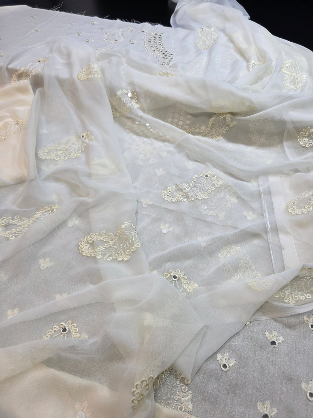 Winter kerandi 3pc with chiffon duppatta